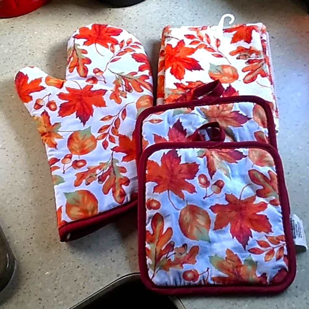 Five piece kitchen towel and potholder set